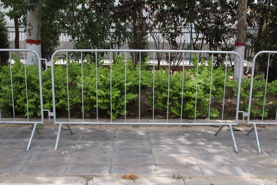 8.5 Ft Hot Dipped Queue Steel Crowd Control Barrier Fence With Flat Bases