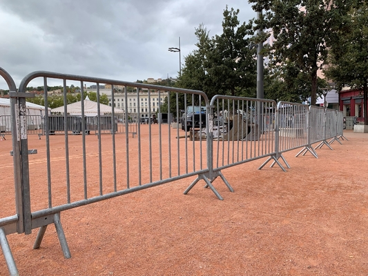 8.5 Ft Hot Dipped Queue Steel Crowd Control Barrier Fence With Flat Bases