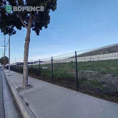 Wire Dia 5mm Metal Mesh Fencing RAL 6005 Green Powder Coated 3D Fence Panel Triangle Bending Fence For Construction Site
