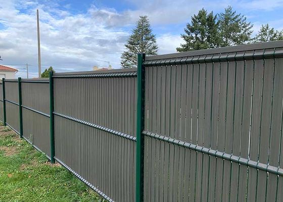 Height 3030mm Curve V Mesh Security Fencing With Peach Post