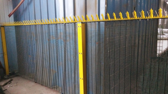 Black Hot Dipped Galvanized Anti Climb Security Fencing 358 Anti Scaling